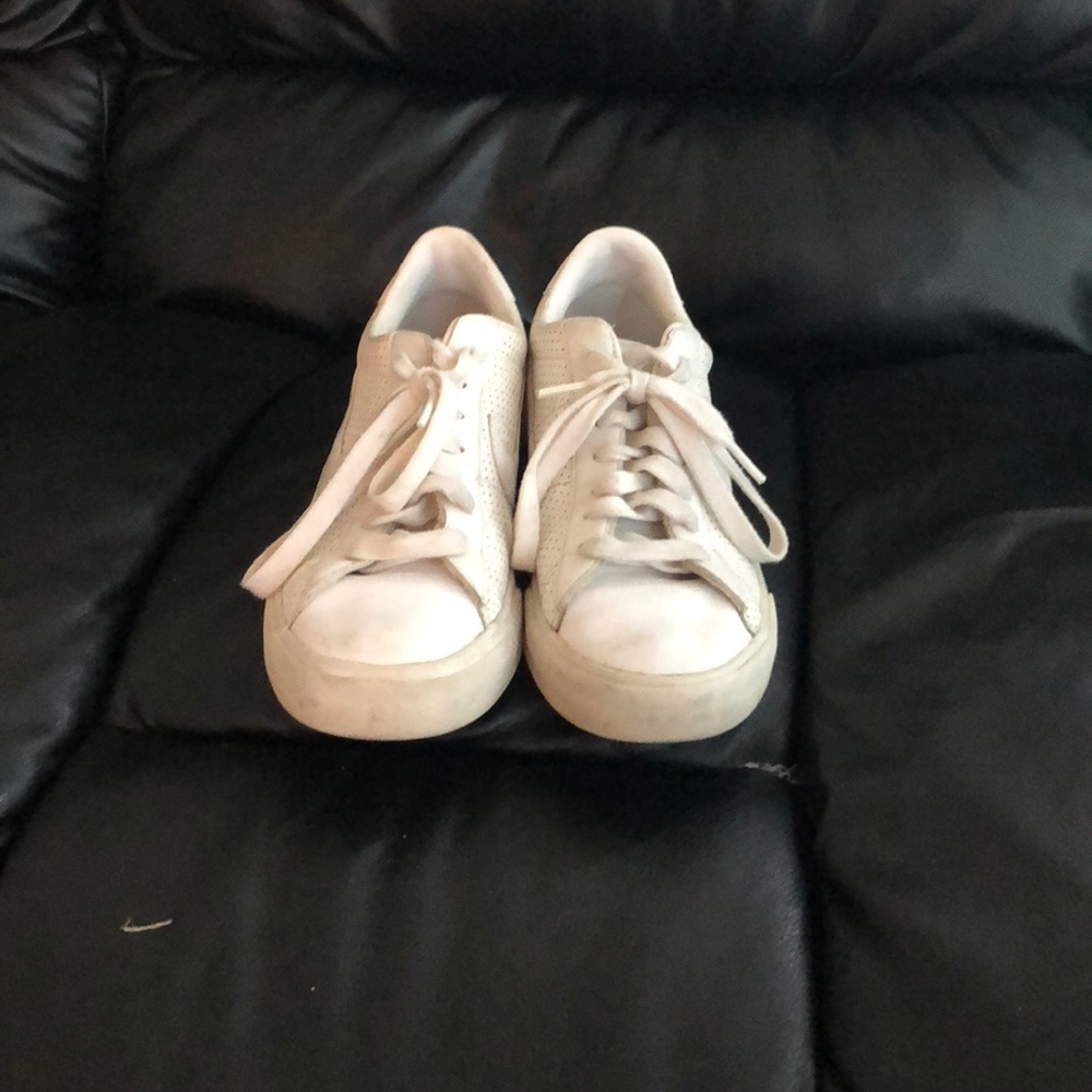 Tennis shoes